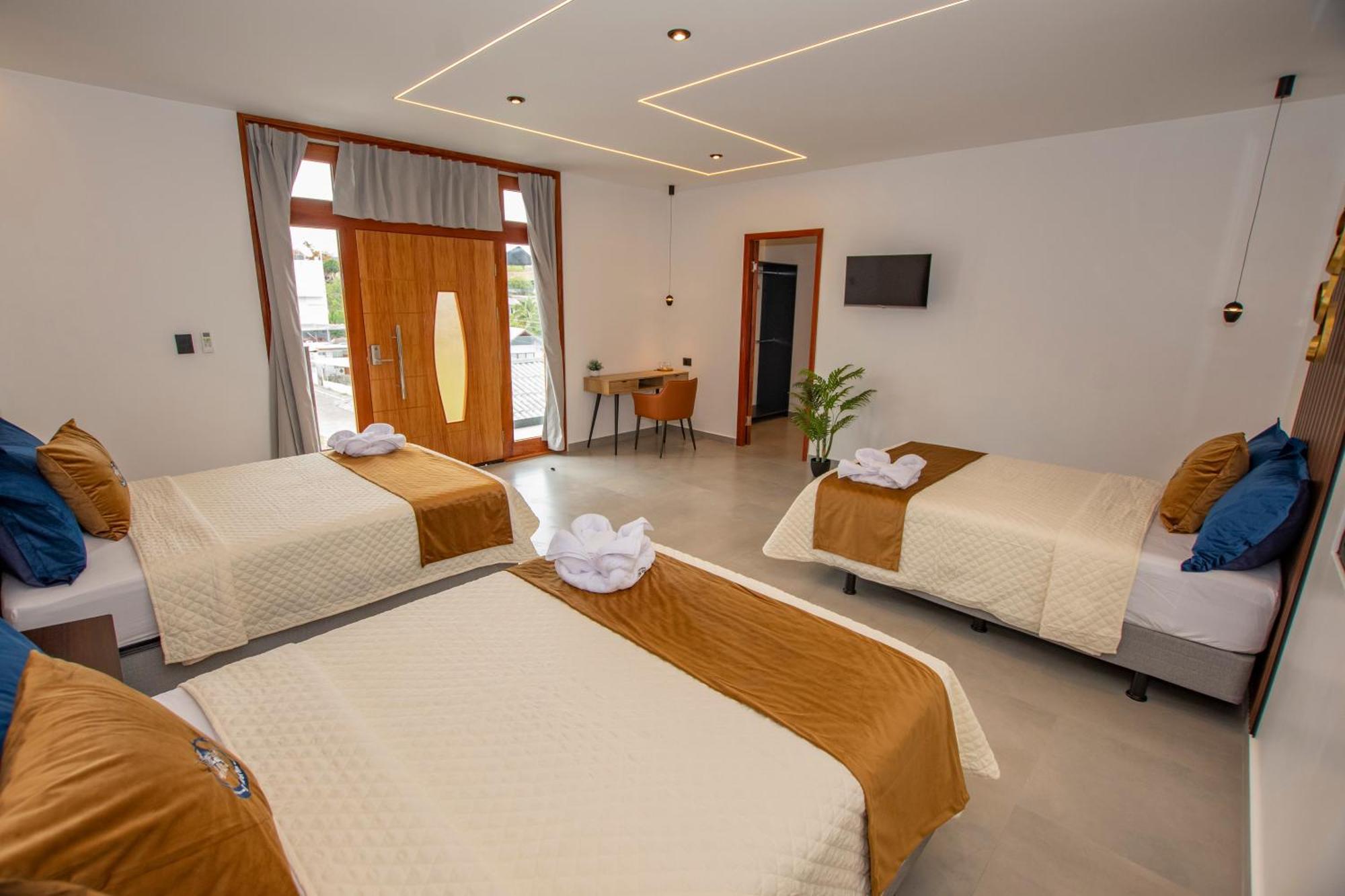 Blue Marlin Galapagos, Hotel & Spa プエルト・バケリソ・モレノ エクステリア 写真